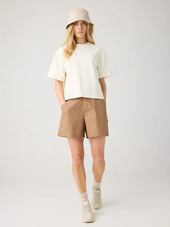 Relaxed t-shirt egret vit t-shirt dam, bruna shorts