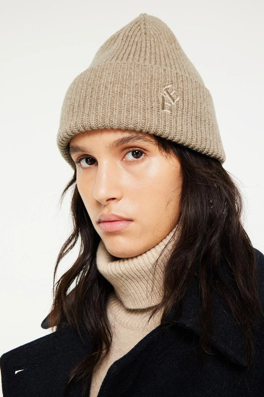 Ribbad herrmössa i beige melange på modell, Elvine beanie – Holmens Herr