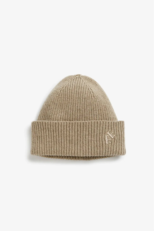 Rib hat herr mössa i beige melange med vikt kant och diskret brodyr
