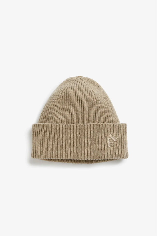 Rib hat herr mössa i beige melange med vikt kant och diskret brodyr