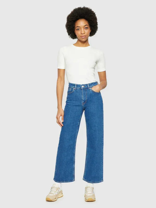 Vit ribbad t-shirt dam, kortärmad, raka blå jeans, casual stil