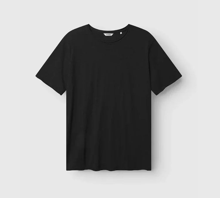 Svart herr t-shirt med rund hals, klassisk passform, enkel och stilren design mot vit bakgrund.