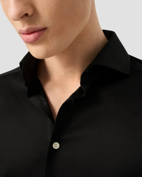 Herrskjorta svart med klassisk krage, närbild på överdel