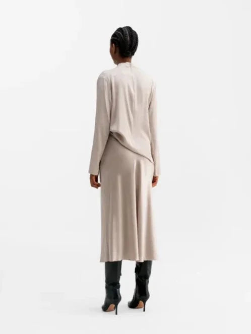 Beige långärmad klänning i mjukt tyg, vadlång, neutrala toner