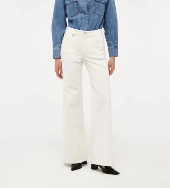 Vita utsvängda jeans herr, denimskjorta, klassiskt snitt