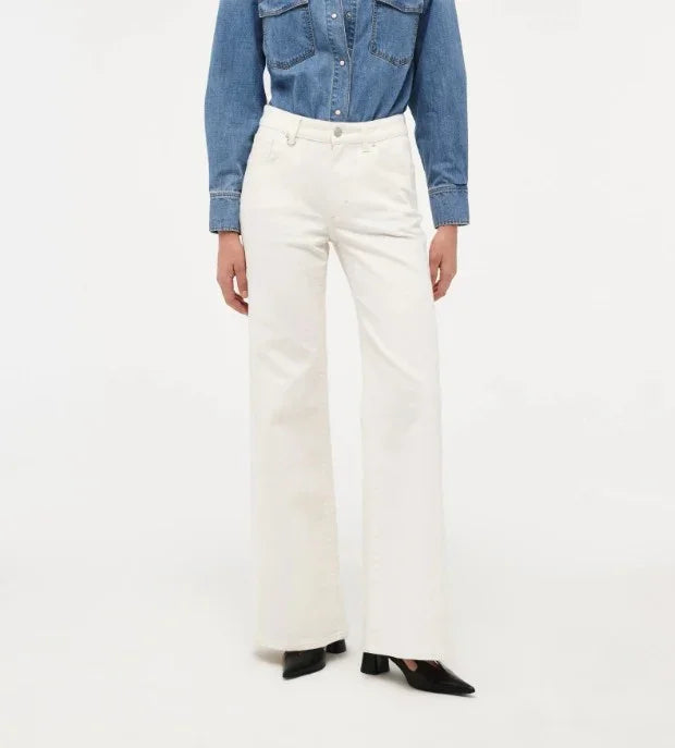 Vita utsvängda jeans herr, denimskjorta, klassiskt snitt