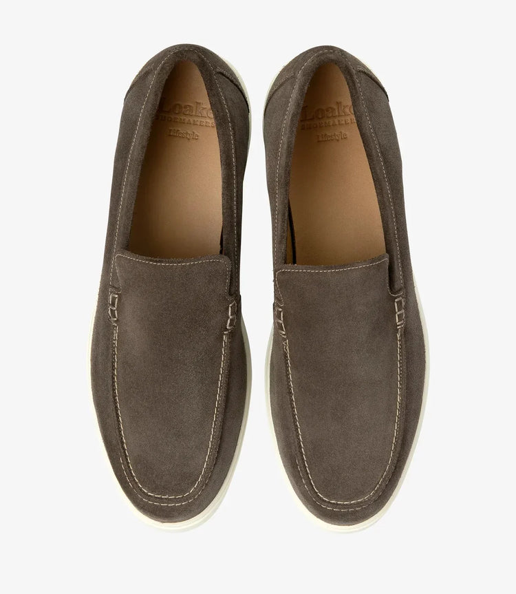 Bruna loafers herrskor i mocka med vit sula, klassisk stil, ovanifrån mot vit bakgrund