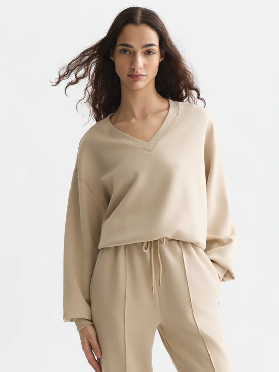 Beige V-ringad tröja och passande byxor herr