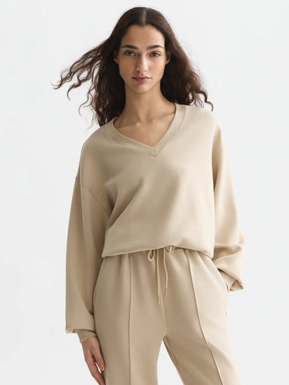 Beige V-ringad tröja och passande byxor herr