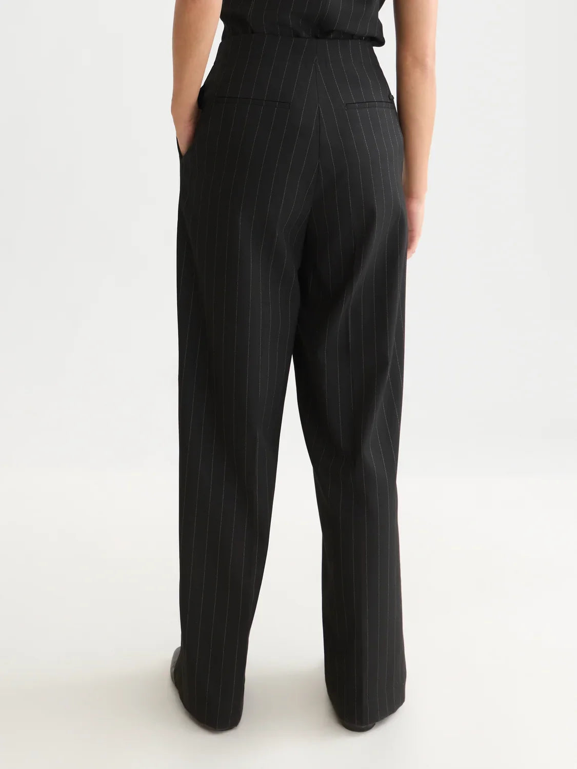 Lou - high-rise wide-leg lurex pinstripe pants - Meteorite – bild 4
