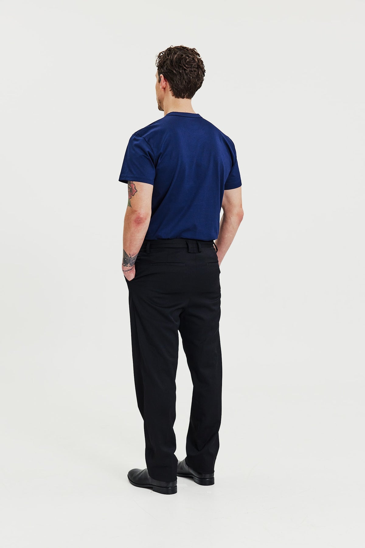 T-shirt i pimabomull med rund hals - Marinblå – detalj