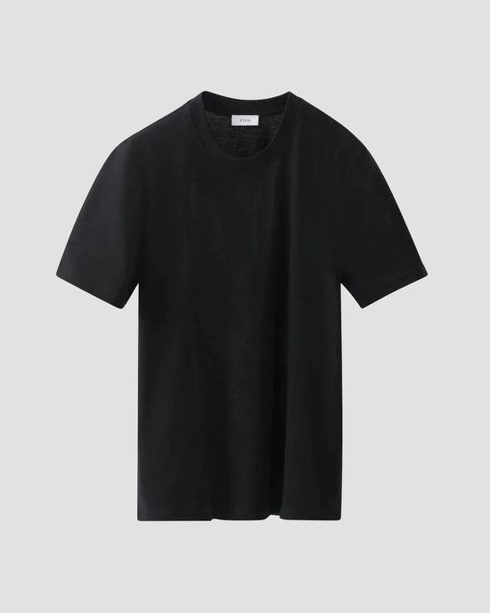 Svart bomulls-t-shirt för herr, kortärmad, mot ljus bakgrund.