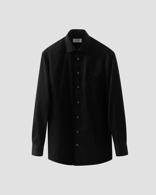 Svart herrskjorta i twill, långärmad med krage och knappar, minimalistisk design