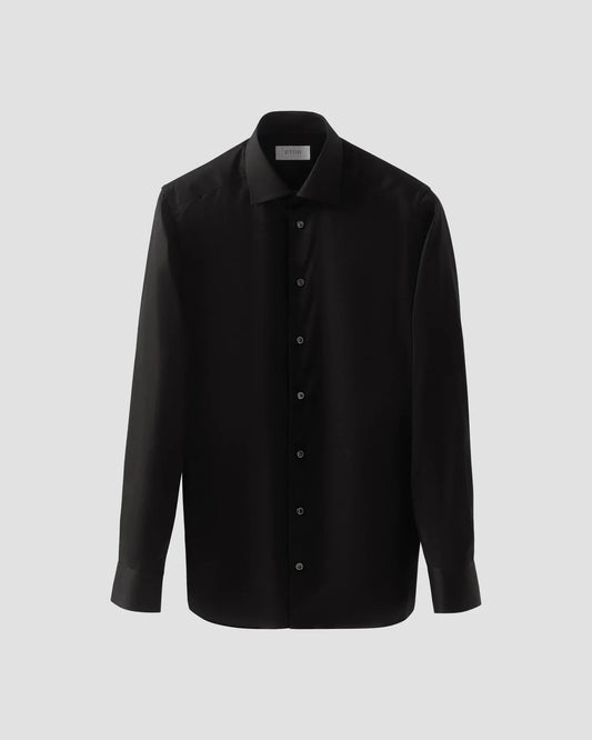 Svart herrskjorta i twill med lång ärm och klassisk krage mot ljus bakgrund.