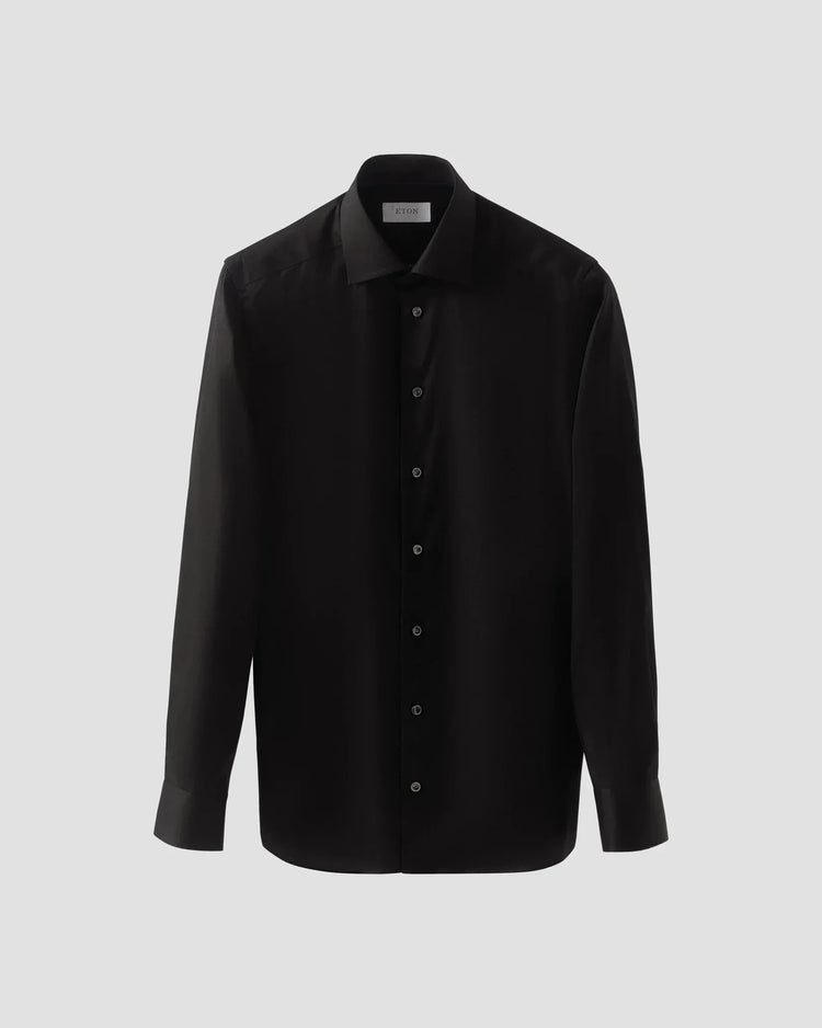 Svart herrskjorta i twill med lång ärm och klassisk krage mot ljus bakgrund.