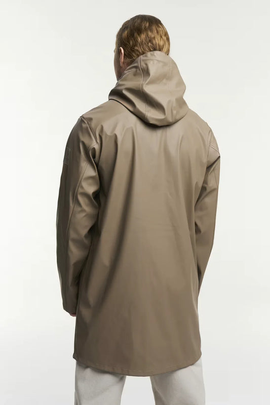 Beige regnjacka herr med huva, bakifrån