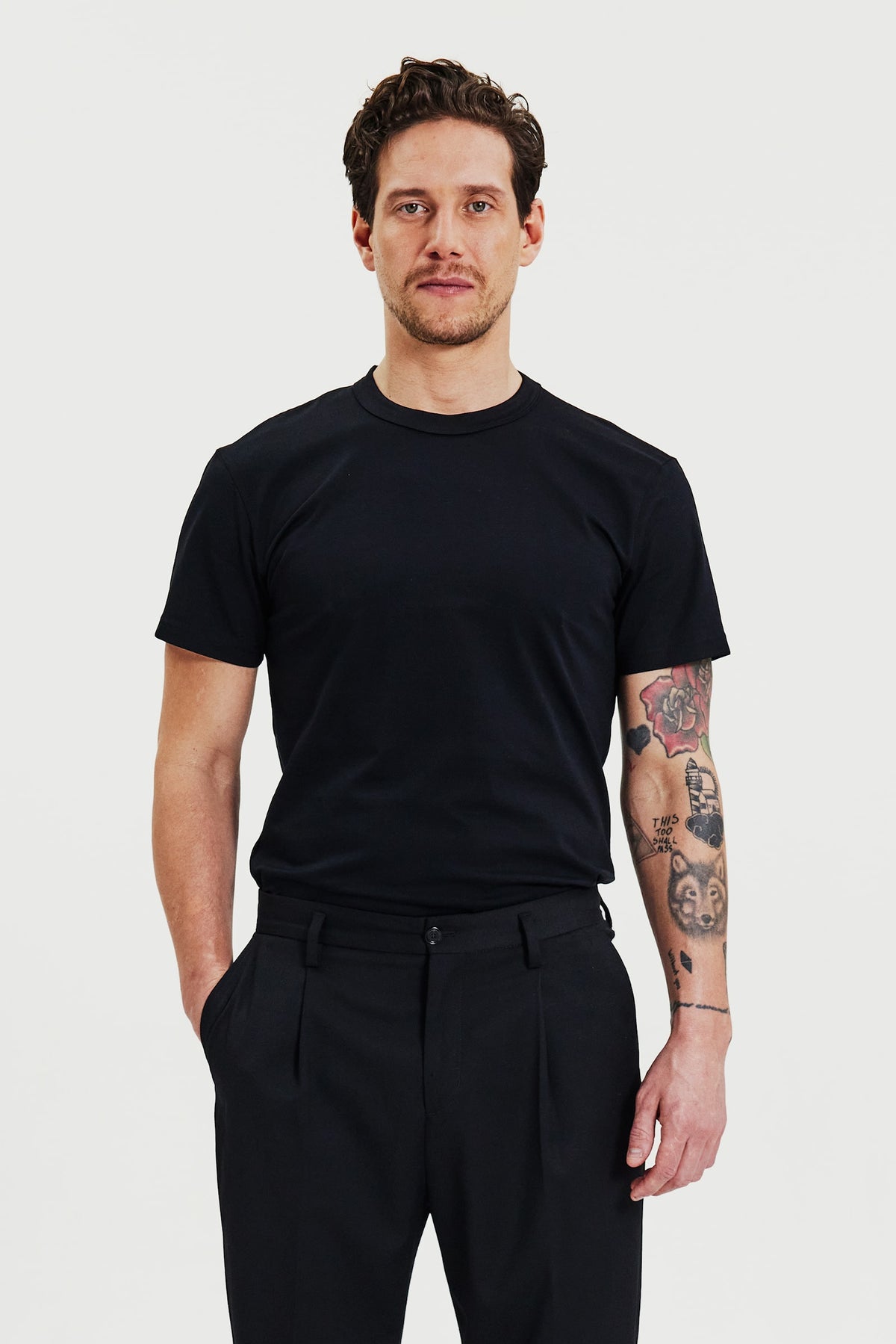 T-shirt i pimabomull med rund hals - Svart – framsida