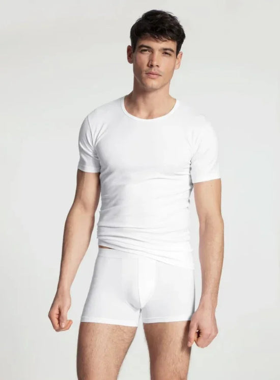 Man i vit t-shirt och vita boxershorts, herrunderkläder av klassisk stil