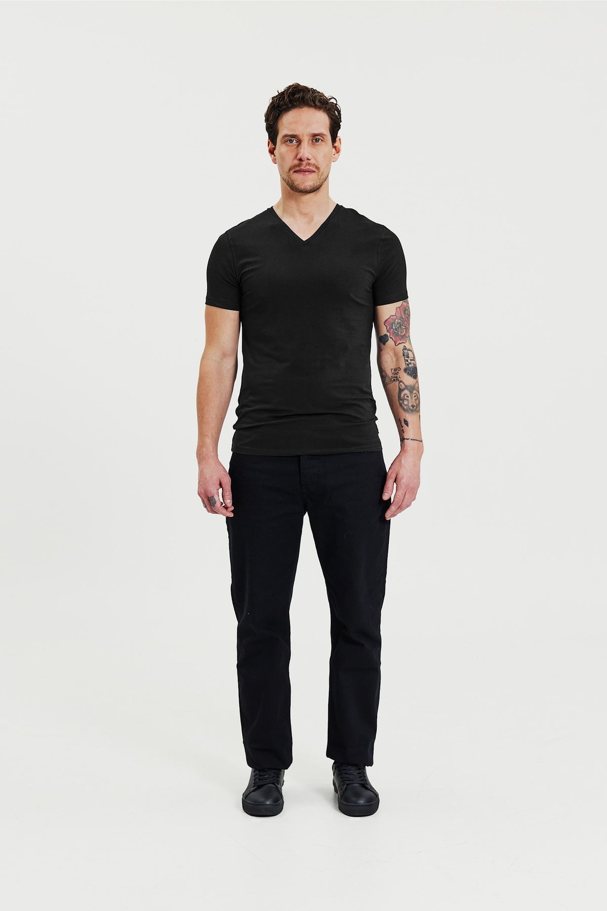 V-ringad t-shirt i ekologisk bomull, 2-pack - Svart – baksida