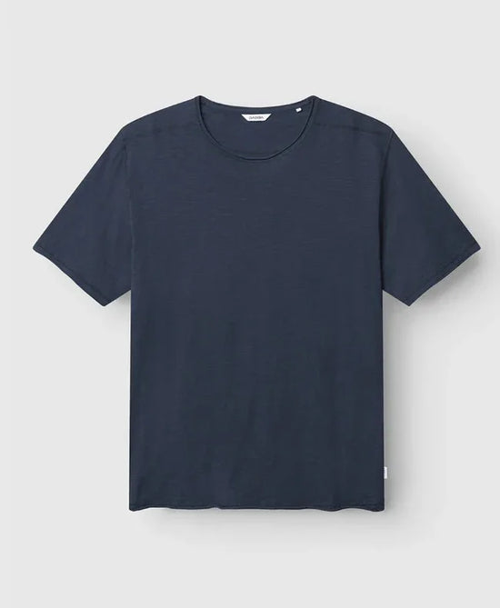 Marinblå herr t-shirt med rund hals, klassisk passform, mot ljus bakgrund.