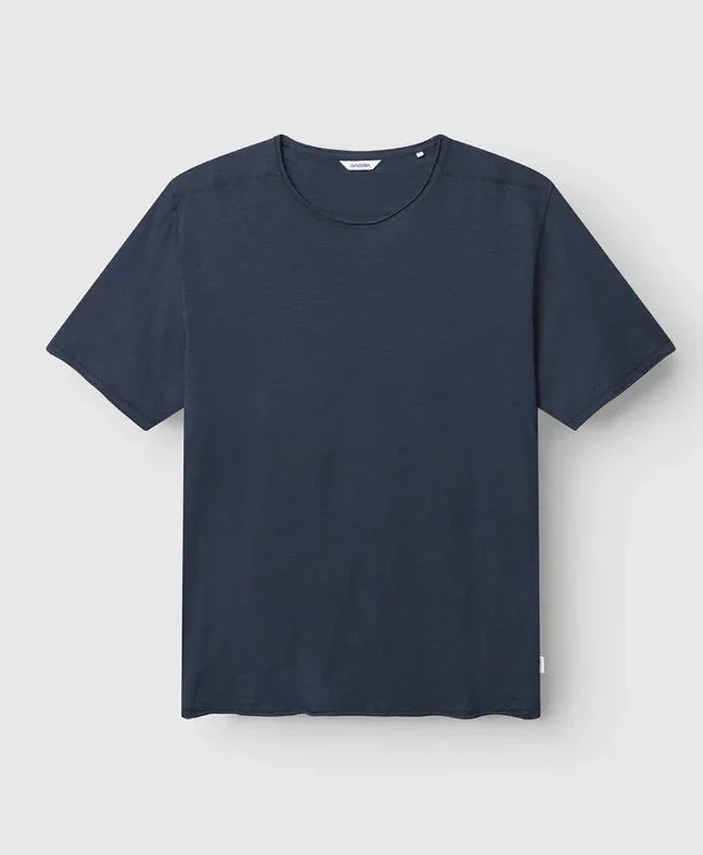 Marinblå herr t-shirt med rund hals, klassisk passform, mot ljus bakgrund.