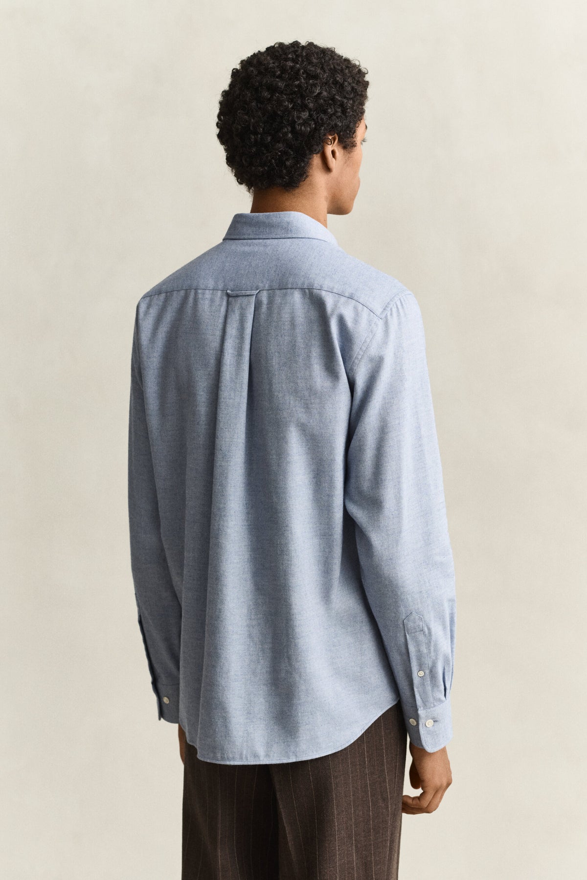 Reg Flannel Melange Shirt - 497 Lt Blue Melange – modell bak