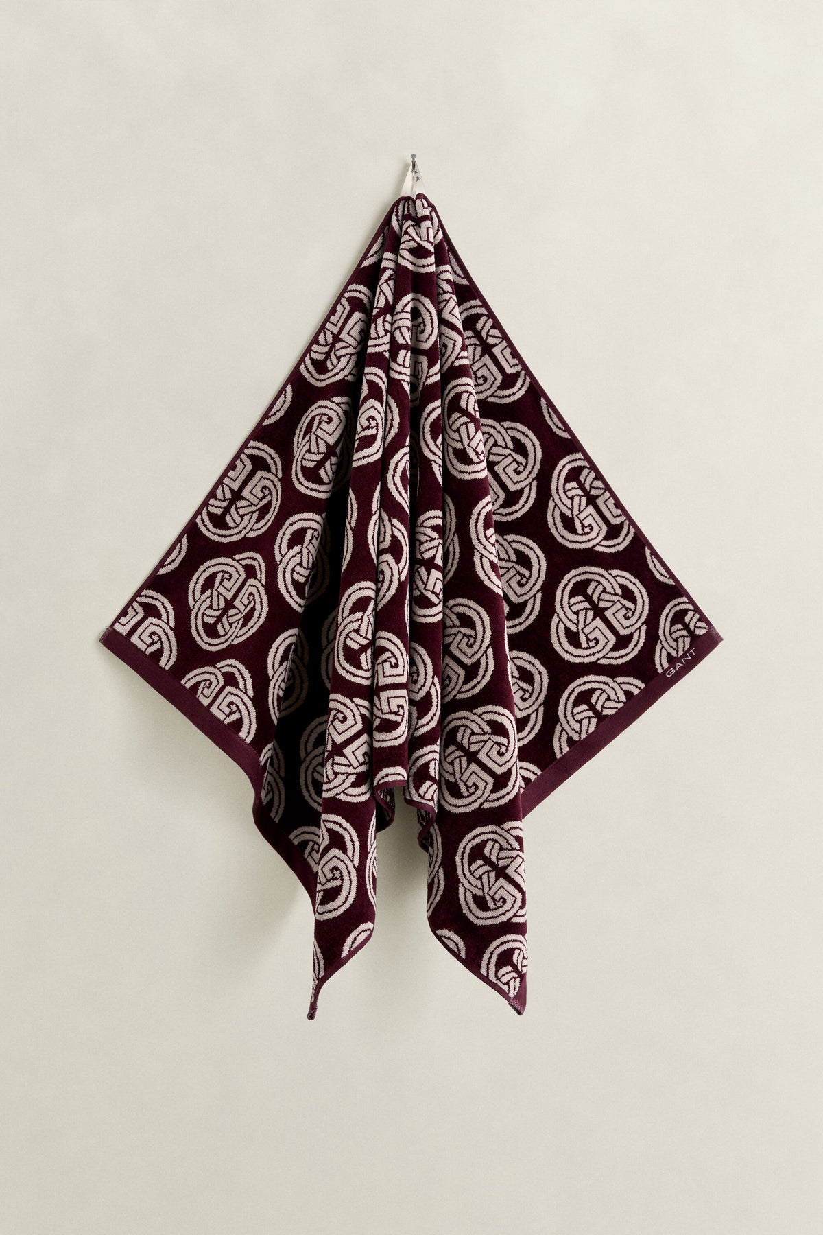 Monogram handduk 70 x 140 - Vinröd