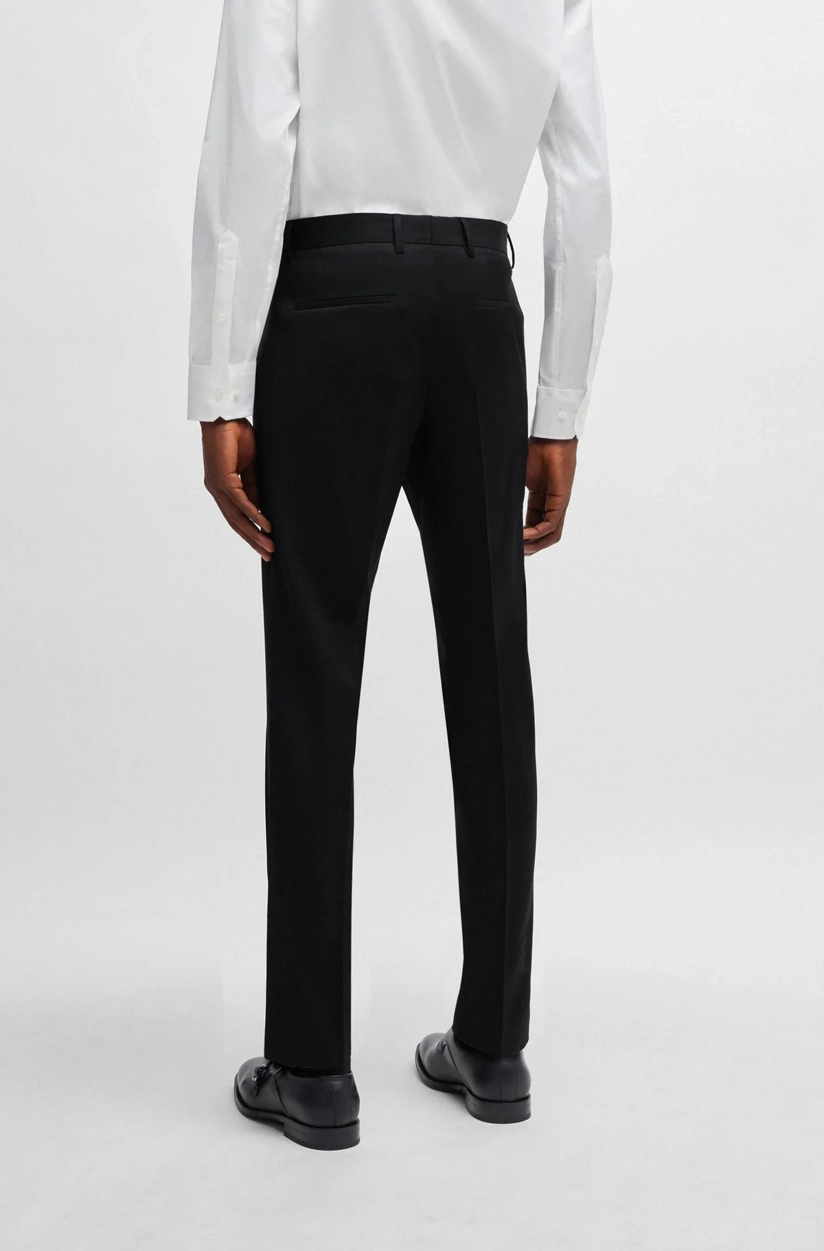 Herrkläder, svart kostymbyxa och vit skjorta, baksida, eleganta dressade byxor