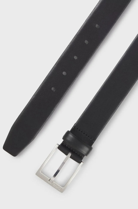 Svart klassiskt herrbälte i läder med silverfärgat spänne, stilrent herraccessoar