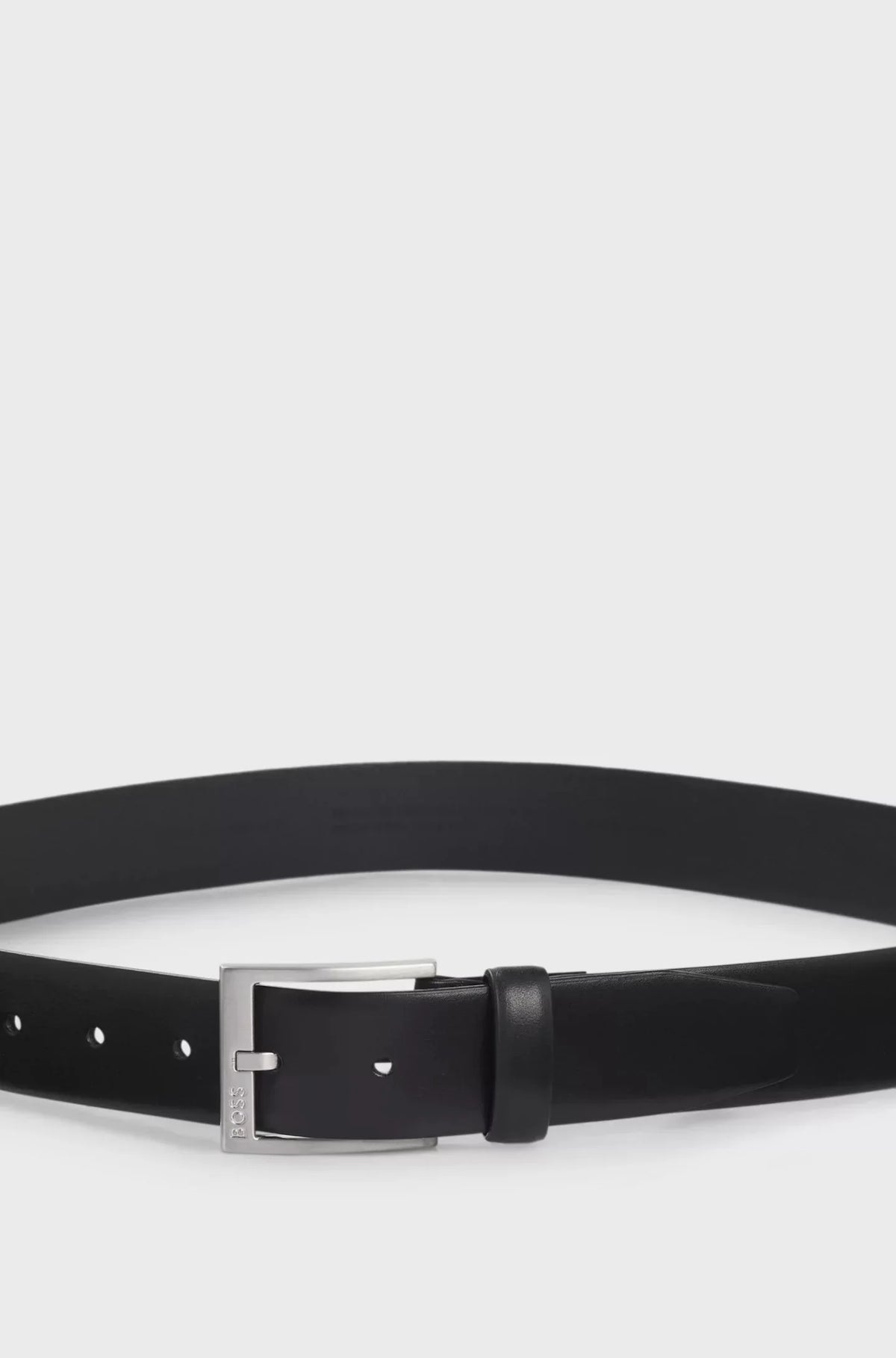 Svart herrbälte i läder med silverfärgat spänne, klassisk accessoar