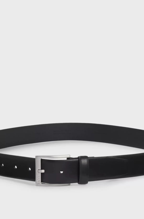 Svart herrbälte i läder med silverfärgat spänne, klassisk accessoar