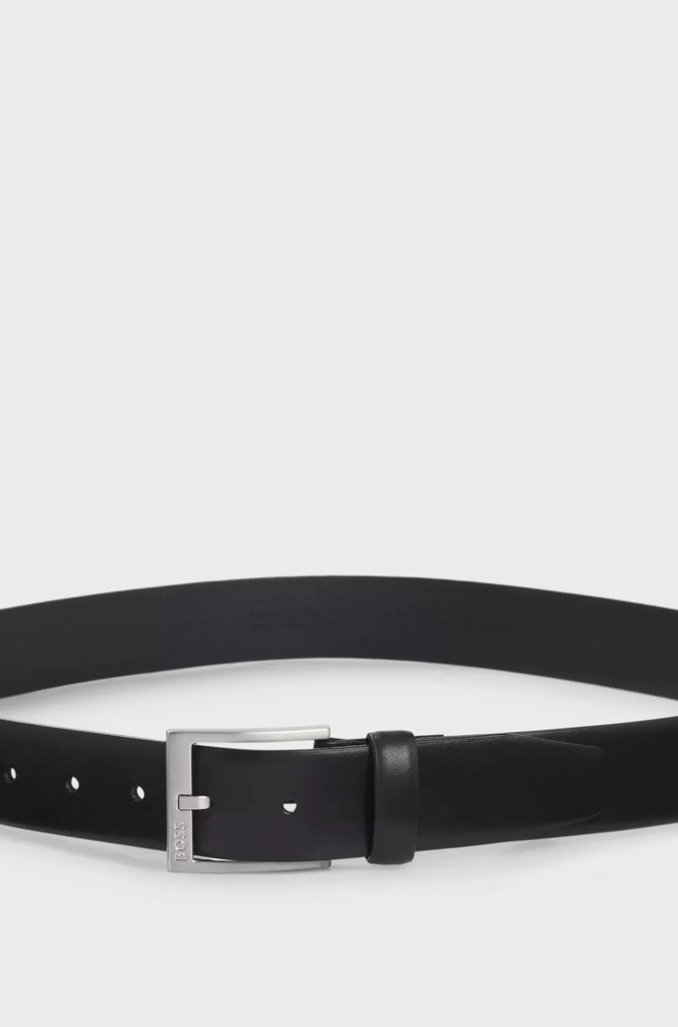 Svart herrbälte i läder med silverfärgat spänne, klassisk accessoar
