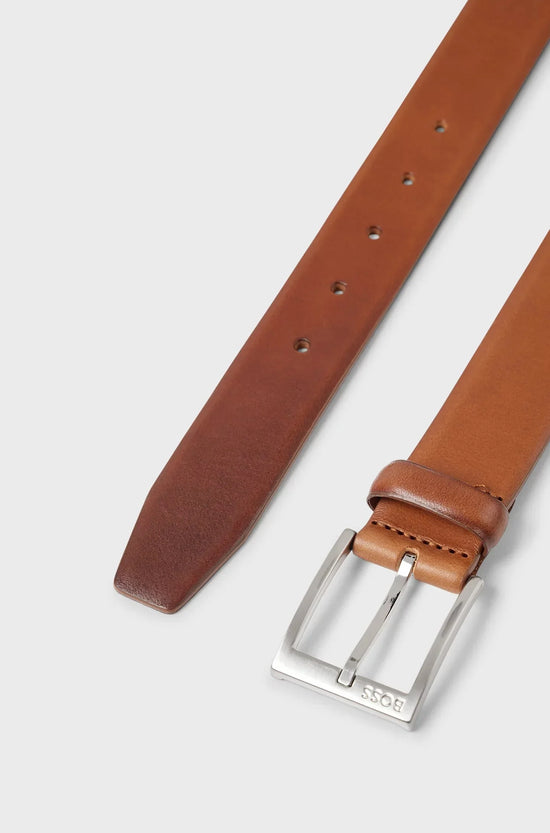 Herrbälte i brunt läder med silverfärgat spänne, klassiskt accessoar på vit bakgrund.