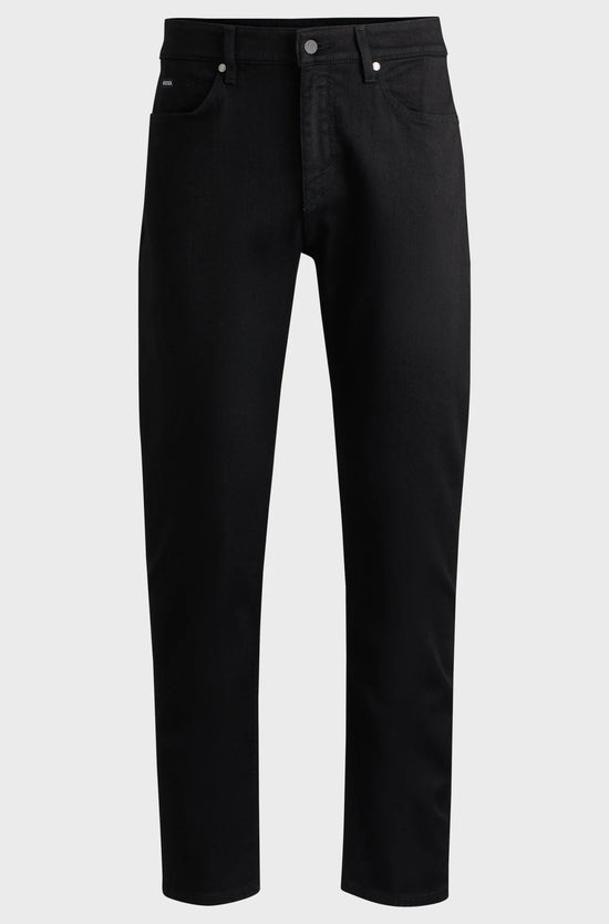 Svarta herrjeans med rak passform på vit bakgrund