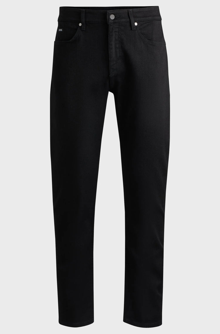 Svarta herrjeans med rak passform på vit bakgrund