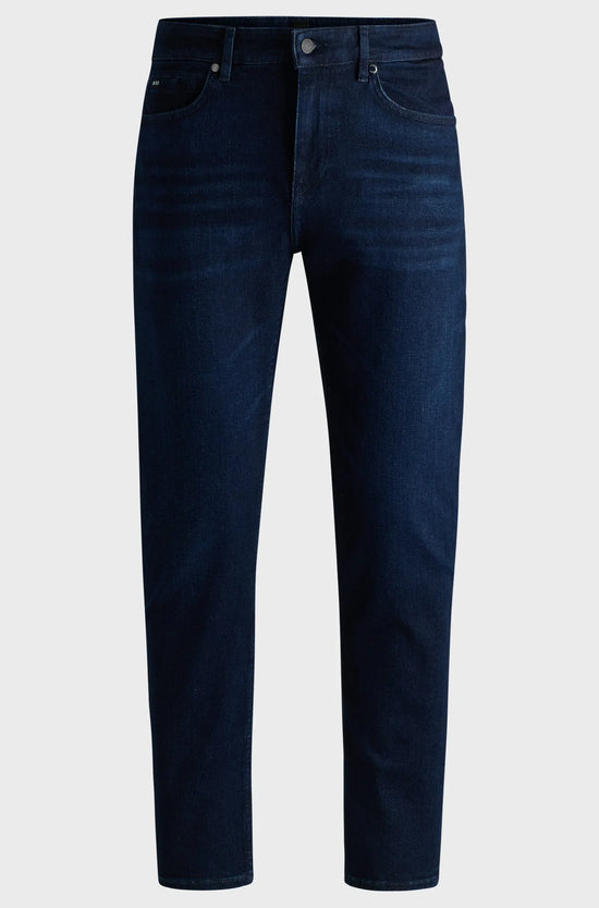 Mörkblå herrjeans i rak modell, klassiska denimbyxor för män på vit bakgrund.