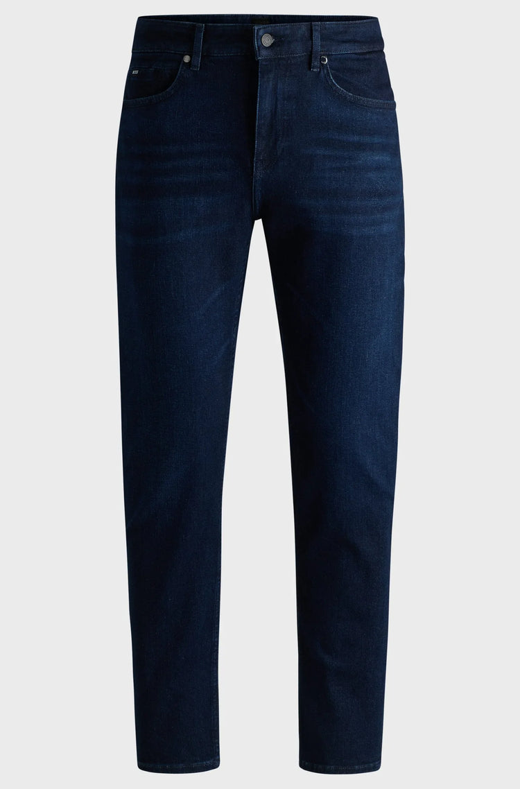 Mörkblå herrjeans i rak modell, klassiska denimbyxor för män på vit bakgrund.