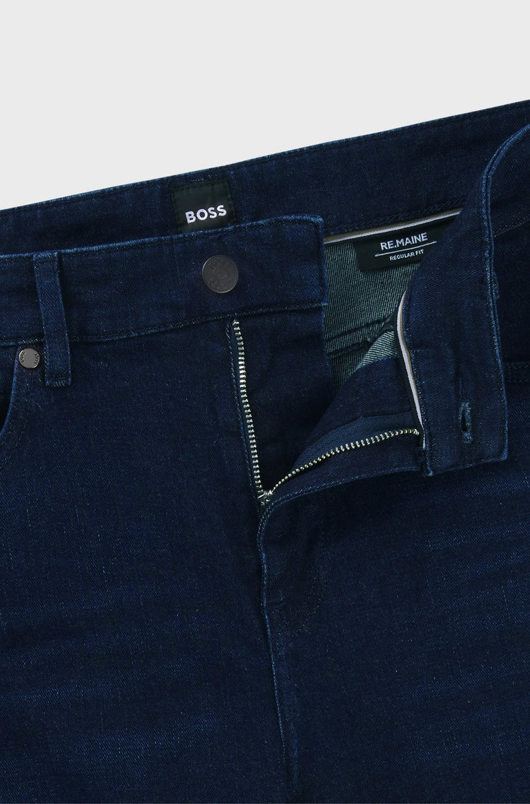 Mörkblå herrjeans med gylf och knappar, regular fit, närbild på midja och fickor