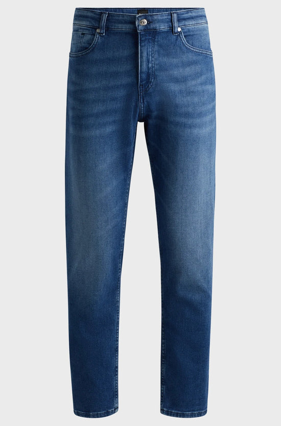 Herrjeans i klassisk blå denim, rak passform, femficksmodell mot vit bakgrund
