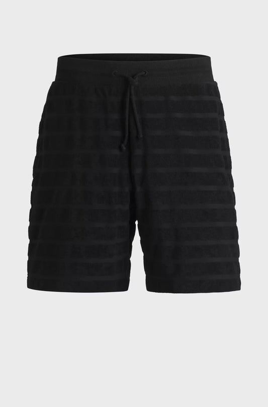 Svarta herrshorts med diskret randigt mönster och dragsko i midjan, mot vit bakgrund.
