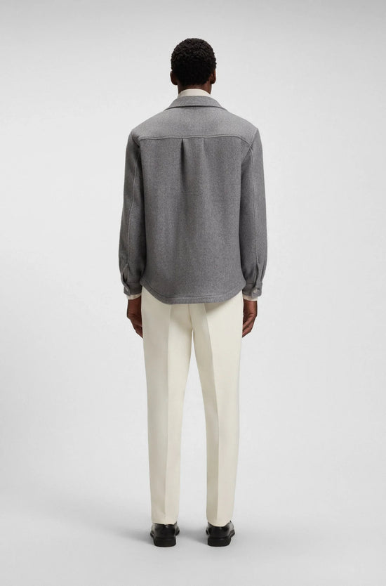 Grå herr overshirt sedd bakifrån, klassiska snitt och ljusa byxor