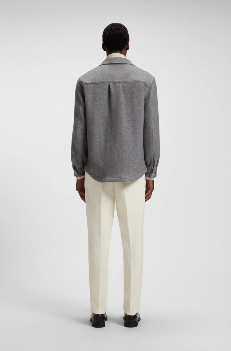 Grå herr overshirt sedd bakifrån, klassiska snitt och ljusa byxor