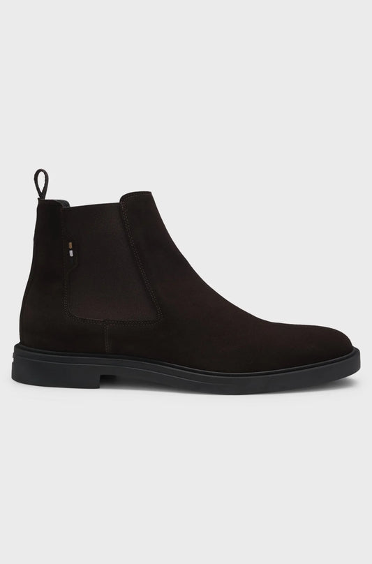 Mörkbrun herr Chelsea-boot i mocka med svart sula, klassisk stil, mot vit bakgrund