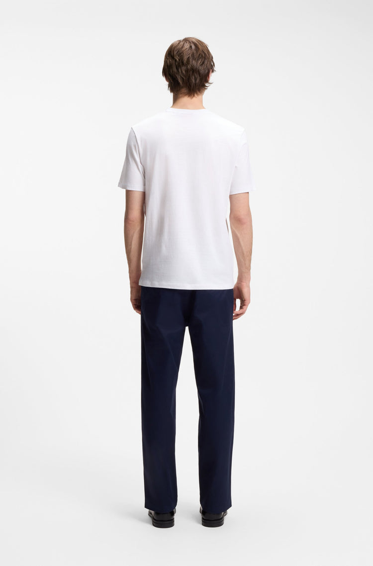 Eton vit T-shirt herr, mörkblå kostymbyxor, ryggsida