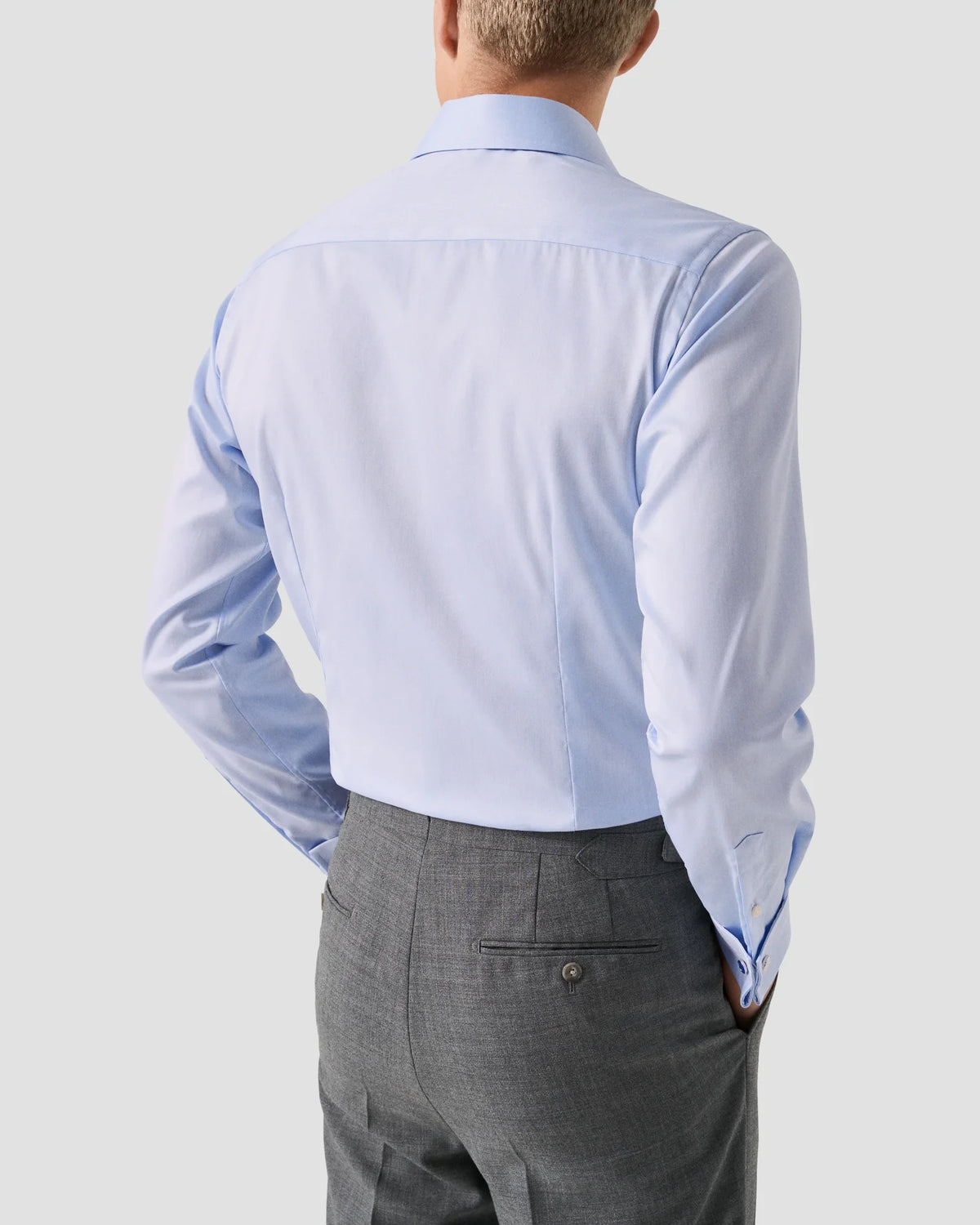 Signature Twill-skjorta Slim, dubbel manschett - Ljusblå – modellbild