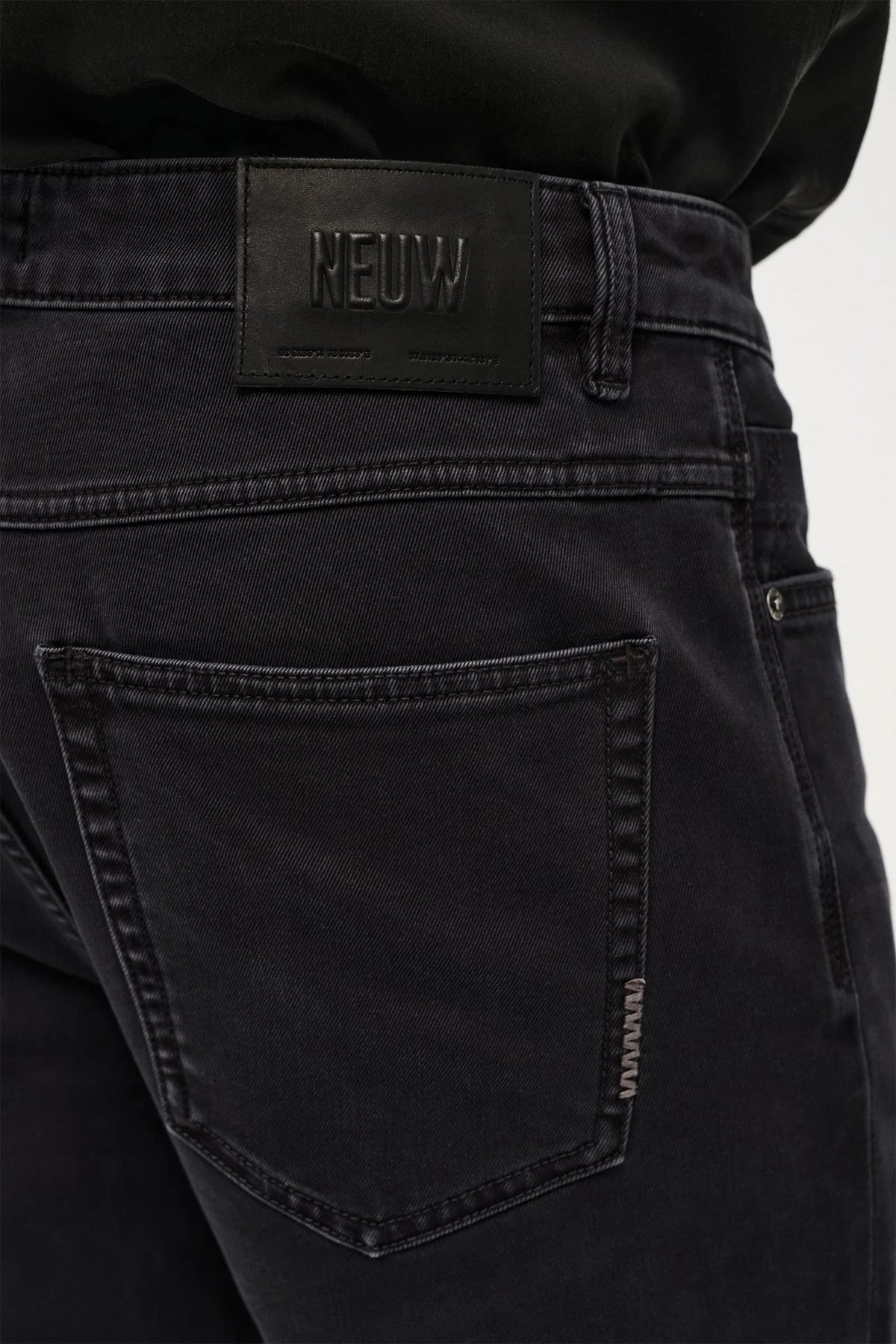 Neuw Lou Straight Nero Jeans - Svart – närbild