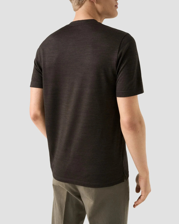 Herr t-shirt i brun merinoull och lyocell, visad bakifrån på modell