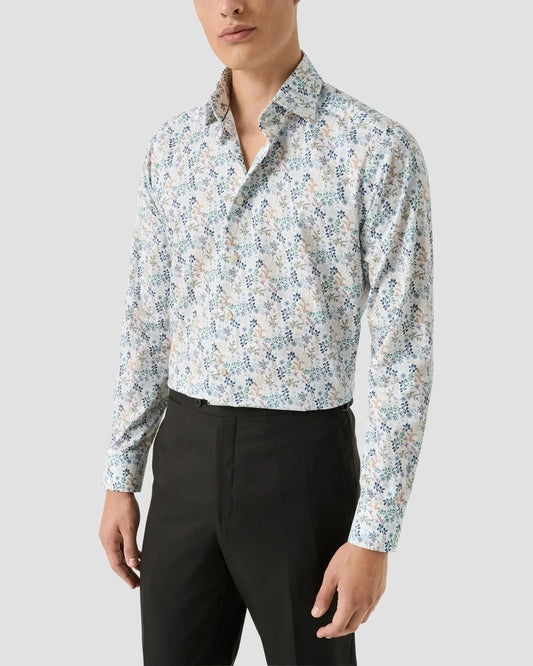 Herrskjorta med blått blommönster i twill, lång ärm, vit botten, klassisk passform.