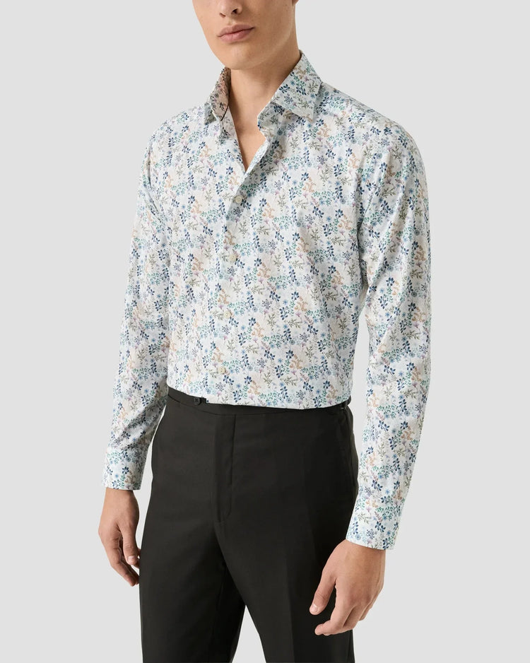 Herrskjorta med blått blommönster i twill, lång ärm, vit botten, klassisk passform.