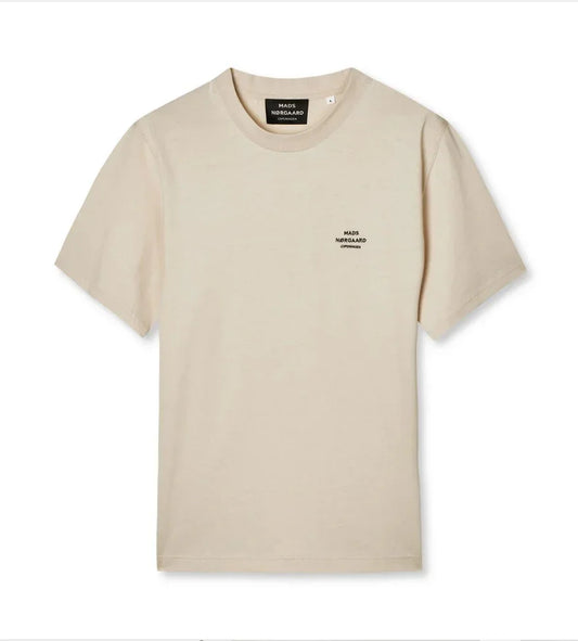 Beige herr t-shirt med kort ärm och diskret tryck på bröstet, klassisk stil